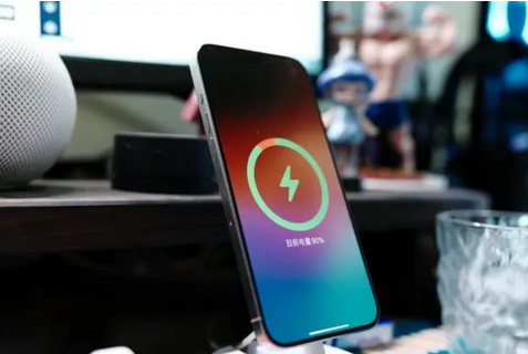 宁波苹果15换屏服务分享用什么充电器给iPhone15充电更好 